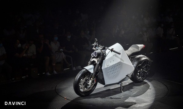 the-dc100-is-a-two-wheeled-robot-disguised-as-an-electric-motorcycle-165889_1.jpg